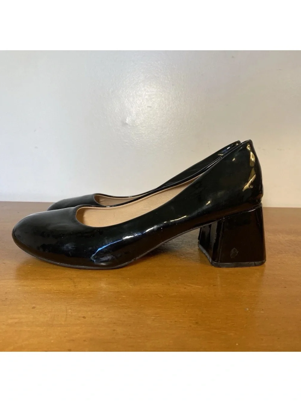 Women’s 8.5 Faux Patent Vegan Leather Pumps Mid Heels Glossy Shiny Black Round